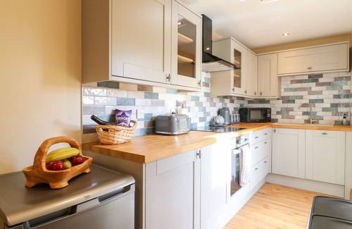 Uttoxeter Cottage | LITTLE GEM, family friendly, with hot tub in Marchington