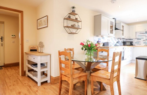 Uttoxeter Cottage | LITTLE GEM, family friendly, with hot tub in Marchington