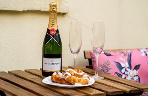 Saint Briavels Apartment | Little Gem in the Forest of Dean! Hot tub, Private garden, Dog Friendly, Smart TVs and Beautiful Historic Village Location!