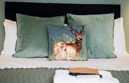 Saint Briavels Apartment | Little Gem in the Forest of Dean! Hot tub, Private garden, Dog Friendly, Smart TVs and Beautiful Historic Village Location!