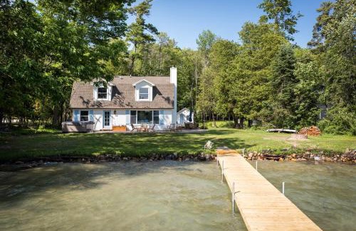 Empire House | Little Glen Cottage with Direct Beach Frontage and Hot Tub