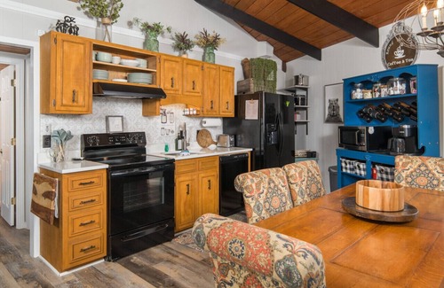 Beech Mountain Apartment | Little Green | AC, Fireplace, Walk to Beech Ski