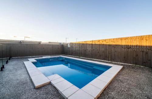 Ripley House | Little Hampton Retreat - Spacious 4 Bedroom 2 Bathroom House w Pool in Ripley
