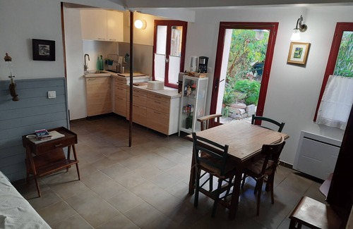 Lodi House | Little House 3 stars at the end of a garden