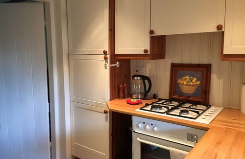 Tenterden Cottage | Little House . Cottage for 4 in Tenterden High Street. Wifi, parking, woodburner