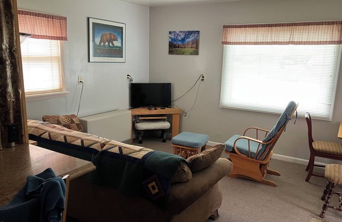 Deer Lodge House | Little House in Quiet Neighborhood