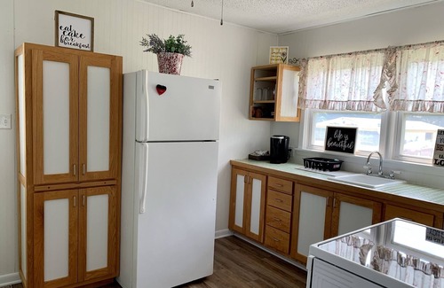 Prairie Grove House | Little House In The Grove Private, Comfortable, Squeaky Clean!