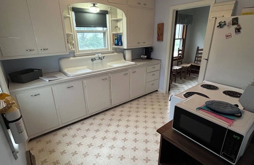 Osborne County Other | Little House Inn - Charming 4-bedroom farmhouse with AC, WiFi near Tipton
