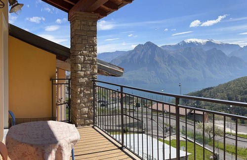 Fonteno House | Little house with garden, view of lake and hills