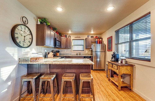 Lampe Cabin | Little Indian Resort Cabin: Pool + Walk to Lake!