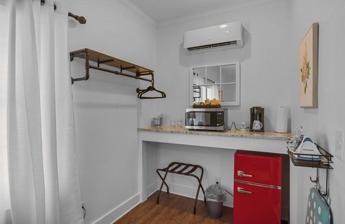 Washington House | Little Inn on Main 214 West Main Street