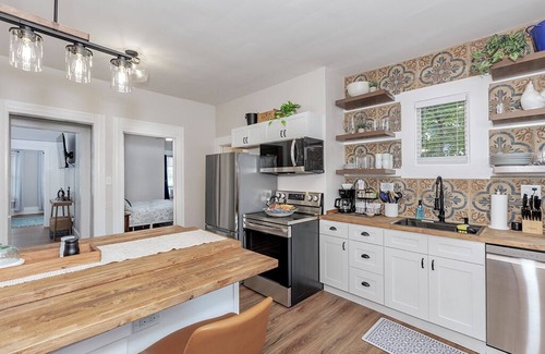 Little Italy House | Little Italy! Close to Cleveland Clinic, University Hospital & University Circle