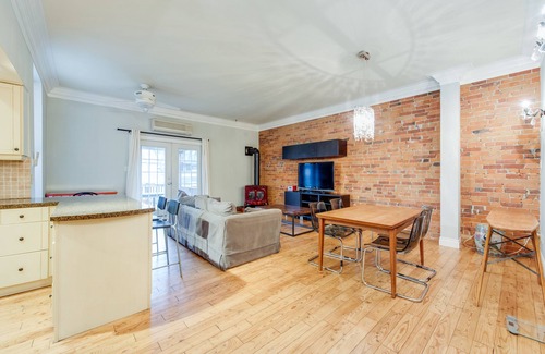 Palmerston Apartment | Little Italy Gem with deck and BBQ.