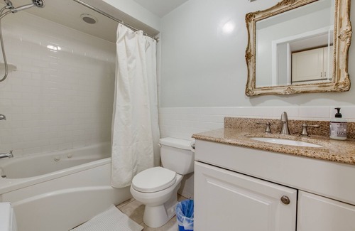 Palmerston Apartment | Little Italy Gem with deck and BBQ.