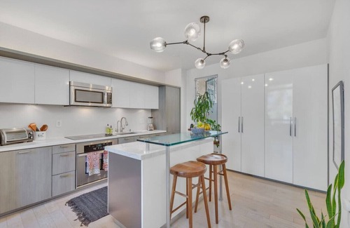 Little Italy Condo | Little Italy Urban Designer Loft Parking, W/D, AC