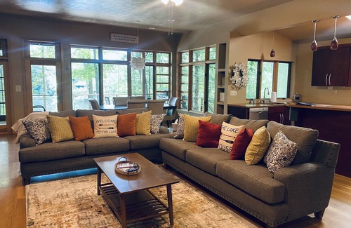Irons House | Little Lake Escape! Hot tub, pool table, 5 Bedroom Lake Front w/kayaks!