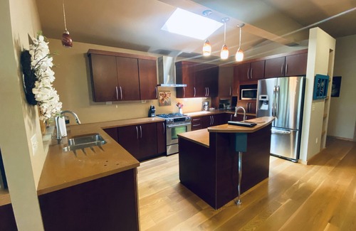 Irons House | Little Lake Escape! Hot tub, pool table, 5 Bedroom Lake Front w/kayaks!