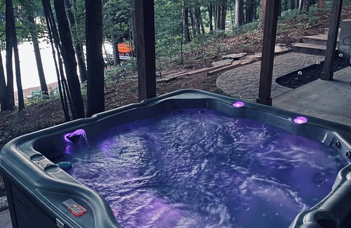 Irons House | Little Lake Escape! Hot tub, pool table, 5 Bedroom Lake Front w/kayaks!