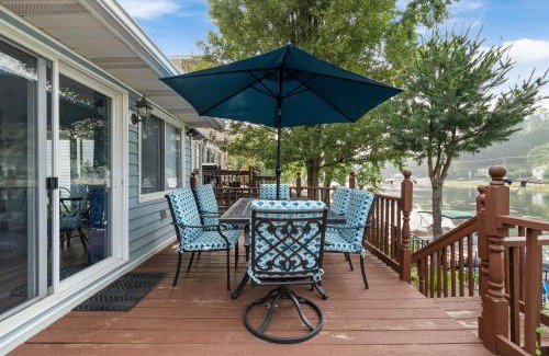 Portage Lakes House | Little Lakefront Getaway on Portage Lakes