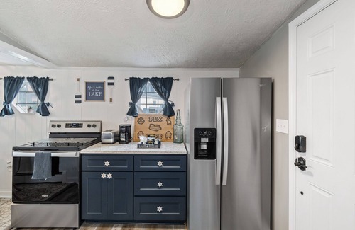 Portage Lakes Cottage | Little Lakefront Getaway on PLX