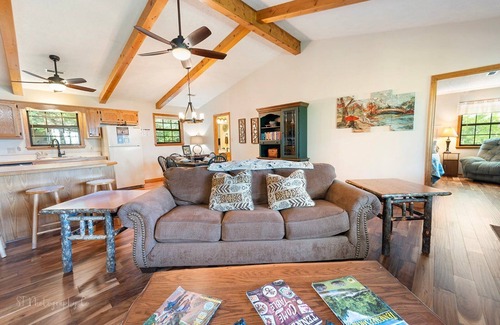 Wears Valley Cabin | Little Little: Pet Friendly, Free Attraction Tickets, Hot Tub, Views & Hiking Trails