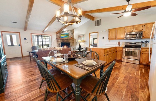 Wears Valley Cabin | Little Little: Pet Friendly, Free Attraction Tickets, Hot Tub, Views & Hiking Trails