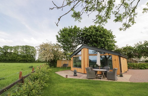 Forest of Dean Cottage | LITTLE MAGNOLIA, romantic, with a garden in Upton Upon Severn