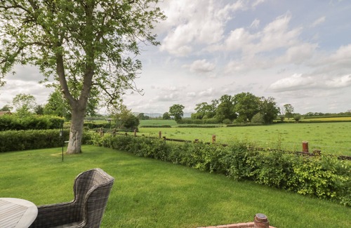 Forest of Dean Cottage | LITTLE MAGNOLIA, romantic, with a garden in Upton Upon Severn