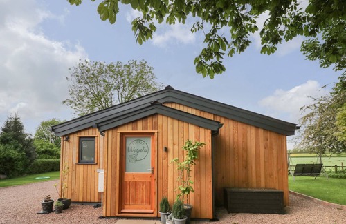 Forest of Dean Cottage | LITTLE MAGNOLIA, romantic, with a garden in Upton Upon Severn