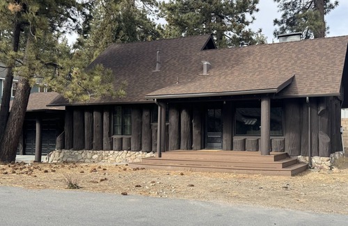Fawnskin Cabin | Little Moose Cabin in Fawnskin, 10 minutes from slopes, lake across the street