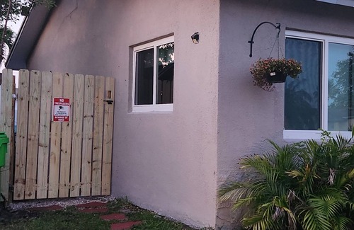 Sunrise House | Little oasis of Sunrise. nSmall getaway in the city of Sunrise with private pool