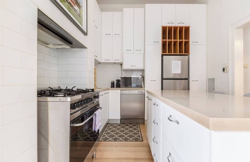 Albert Park House | Little Ogrady City to Sand Couples Retreat