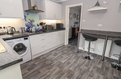 Penrhyn Bay Cottage | LITTLE ORME BUNGALOW, family friendly, with a garden in Penrhyn Bay