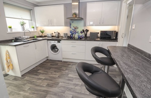 Penrhyn Bay Cottage | LITTLE ORME BUNGALOW, family friendly, with a garden in Penrhyn Bay