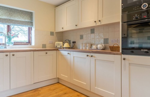 Upton Snodsbury Cottage | Little Owl Barn - sleeps 4 guests in 2 bedrooms