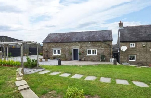 Longnor Cottage | LITTLE OWL BARN, romantic, character holiday cottage in Longnor