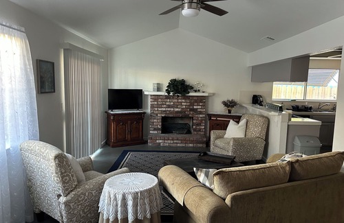 Turlock House | Little Palace in Turlock. 3 bdrm, 2 bath. Steps from Stanislaus Univ. & Hospital