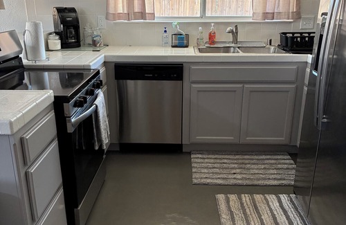 Turlock House | Little Palace in Turlock. 3 bdrm, 2 bath. Steps from Stanislaus Univ. & Hospital