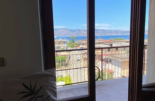 Villa San Giovanni Apartment | Little Paradise. Apartment near train station and beach
