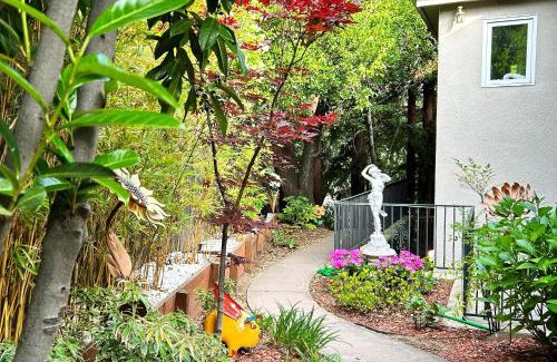 Saratoga House | Little Paradise with Sauna Garden near Downtown