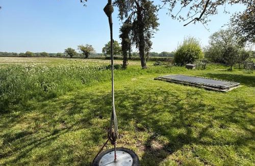 Stratfield Mortimer Bed & Breakfast | Little Park Farm Queen Anne Farmhouse & Apartments