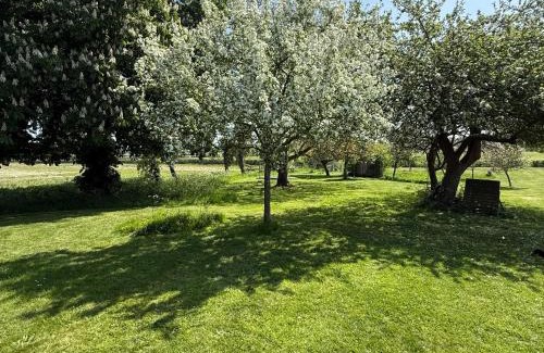 Stratfield Mortimer Bed & Breakfast | Little Park Farm Queen Anne Farmhouse & Apartments
