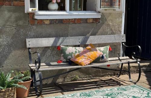 Stratfield Mortimer Bed & Breakfast | Little Park Farm Queen Anne Farmhouse & Apartments