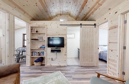 Crescent Cottage | Little Pine Cabin at Big Pine Retreat with Firepit