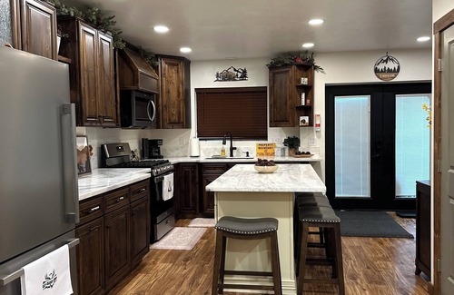 Rea Cabin | Little Pine Cabin Close to Yellowstone with WiFi