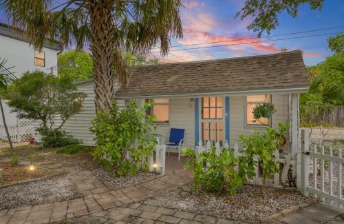 United Central House | Little Pineapple Cottage
