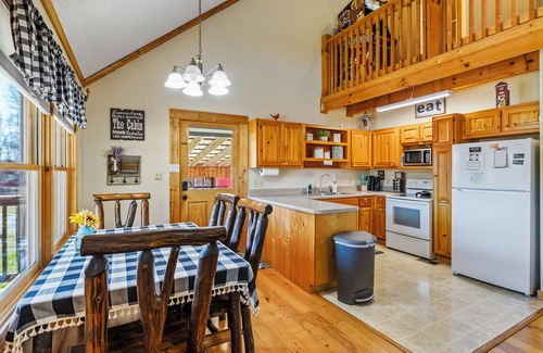 Knoxville Cabin | Little Ponderosa Farmhouse Cabin, FP, Hot tub, Arcade, Trails, Fishing, near UTK