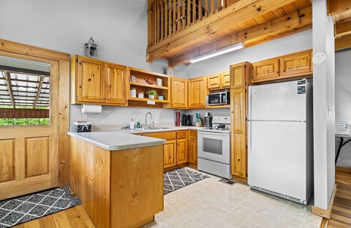 Knoxville Cabin | Little Ponderosa Farmhouse Cabin, FP, Hot tub, Arcade, Trails, Fishing, near UTK