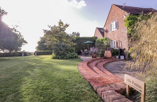 Bilting Cottage | LITTLE PONTUS, pet friendly, with pool in Challock