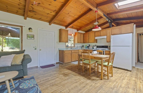 Twain Harte Cabin | Little Red Cabin - King bed, 25 minutes to Dodge Ridge & Pinecrest